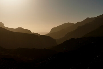 La valle dell'oasi di Tafraoute, Ait Mansour  circondata da montagne su cui sorgono antichi villaggi fortificati. Souss Massa, Marocco