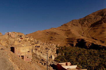 La valle dell'oasi di ait mansour circondata da montagne su cui sorgono antichi villaggi fortificati