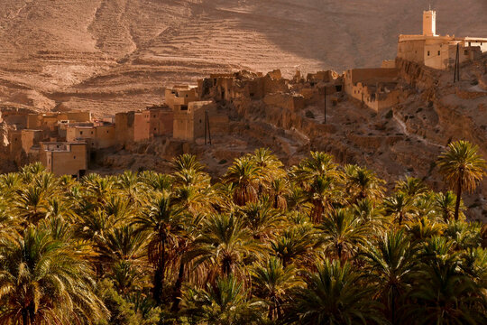 La valle dell'oasi di ait mansour circondata da montagne su cui sorgono antichi villaggi fortificati