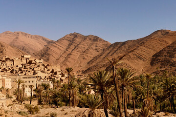 La valle dell'oasi di ait mansour circondata da montagne su cui sorgono antichi villaggi fortificati