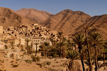 La valle dell'oasi di ait mansour circondata da montagne su cui sorgono antichi villaggi fortificati