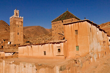 La moschea di Zaouia Timguidcht con il suo minareto dal tetto di tegole verdi. Regione di Tafraout, Souss Massa. Marocco