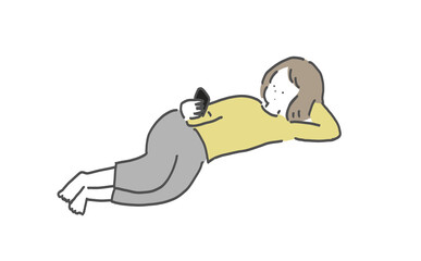 横になってスマホを見ている女性