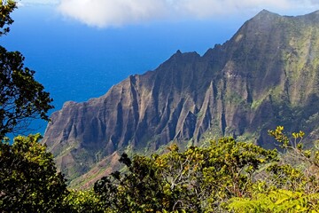 Fototapeta premium The Na Pali Coast is one of Kauai's most iconic landscapes. At the end of Koke'e State Park, you get a glimpse of the rugged cliffs that drop steeply to the Pacific