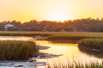 Obraz na płótnie Canvas sunset over the salt marsh of pawleys island soun