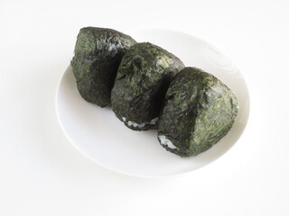 白い皿にのせたおにぎり