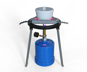 3D illustration of a crucible with its lid on. The crucible is placed on a clay triangle, the clay triangle is placed on a tripod. The crucible is heated strongly using a Bunsen burner.