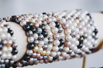 Bracelets color&eacute;s avec des perles en nacre blanche noire et beige