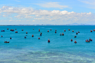Obraz premium Many small fishing boats floating in the sea with blue sky background in Thailand