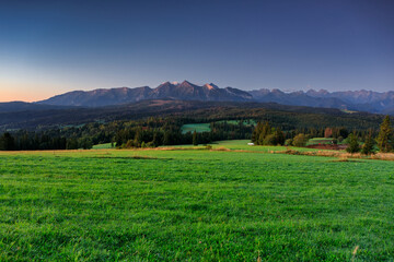 Obraz premium Beautiful panorama of Tatra mountains before the sunrise, Lapszanka. Poland