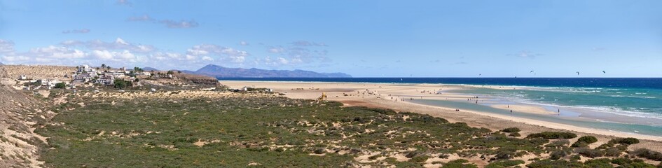 Fuerteventura Panorama - Sandstrand Risco del Paso bei Ebbe an der Playa de Sotavento de Jandia, links die Häuser der kleinen Siedlung Risco del Paso