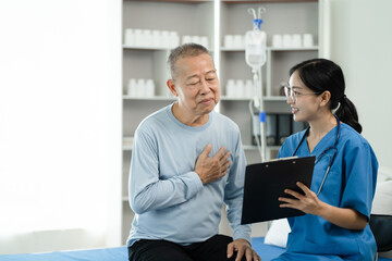 Obraz premium Concerned senior old patient, patient talks with healthcare professional.
