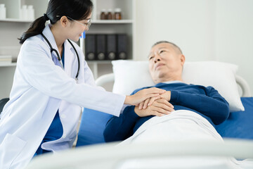 Obraz premium doctor talking with man patient for monitoring and check up after surgery. doctor touching patient hand and consoling.