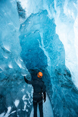 Odkrywca w jaskini lodowej, Islandia - obrazy, fototapety, plakaty