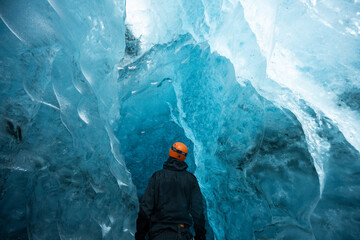 Odkrywca w jaskini lodowej, Islandia - obrazy, fototapety, plakaty