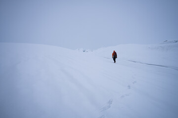 Wycieczka idzie przez lodowiec, Islandia