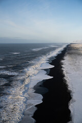 Ciągnący się w nieskończoność brzeg czarnej plaży na Islandii