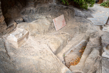 Anthropomorphic tomb of Wifred II of Cerdanya, founder of the abbey, abbey of San Martín de...