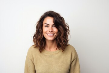 Obraz premium portrait of a confident Israeli woman in her 30s wearing a cozy sweater against a white background