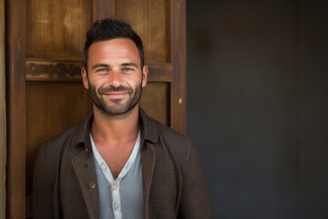 Obraz premium Portrait of a Israeli man in his 30s wearing a chic cardigan against an abstract background