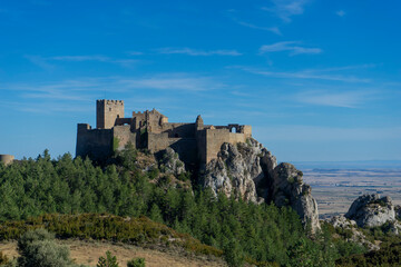 vista del bonito castillo abadía de Loarre en la provincia de Huesca, España