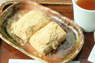 きなこ餅と焼き物のお皿、風情、陶器、暖かい、秋、朝