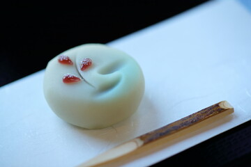 和菓子と竹の爪楊枝