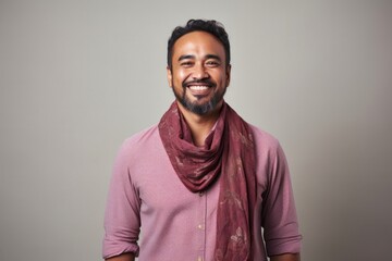 Obraz premium portrait of a Filipino man in his 40s wearing a foulard against a minimalist or empty room background