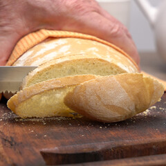 Tagliare il pane  a fette