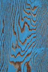 blauer Lack auf Holzfassade