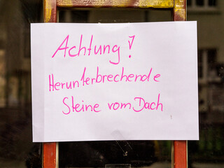 Achtung! Herunterbrechende Steine vom Dach.