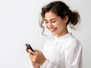 Fototapeta premium Mulher reage rindo ao smartphone, conectando-se com expressões genuínas. Versátil para marketing