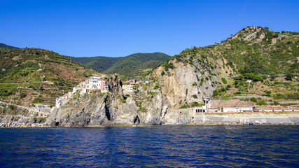 Fototapeta na wymiar Blick auf Manarola vom Schiff aus. Wunderschöner Ort in der Cinque Terre, Ligurien