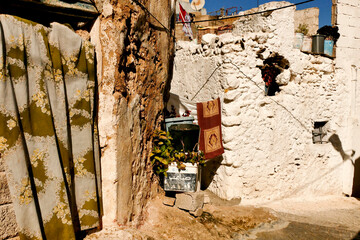 Bhalil Marocco famosa nel mondo per le sue case grotta, colorate e collegate tramite ponti.