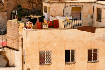 Bhalil Marocco famosa nel mondo per le sue case grotta, colorate e collegate tramite ponti.