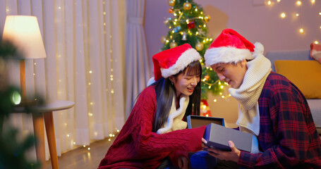 Fototapeta premium couple exchange xmas gifts box