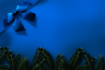 Blauer Weihnachtshintergrund mit Schleife