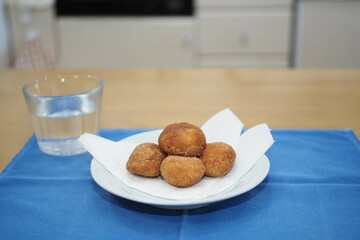 皿の上のドーナツ