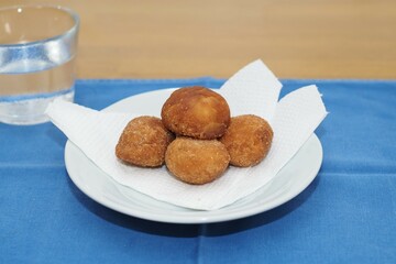 皿の上のドーナツ