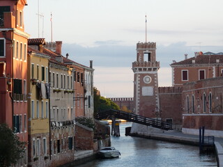 Scorcio del canale che porta all'Arsenale di Venezia alle prime luci dell'alba