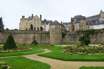 Fototapeta na wymiar Remparts et jardin de la ville de Vannes.