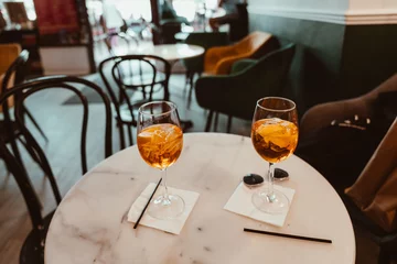 Crédence de cuisine en verre imprimé Cracovie Zwei Aperol Spritz in einer kleinen Bar in Krakau Polen