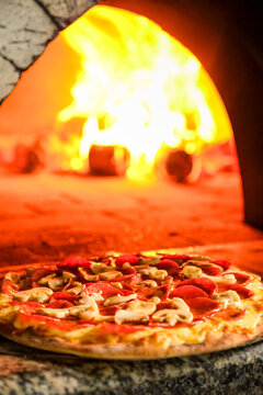 Pizza italiana assada no forno &agrave; lenha