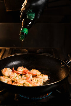 Preparo de camar&atilde;o alho e &oacute;leo e azeite de oliva