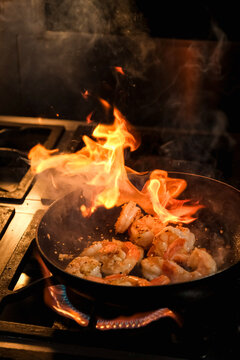 Preparar prato de camar&atilde;o alho e &oacute;leo com chama