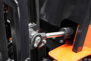 The leveling mechanism of the forklift is a hydraulic cylinder