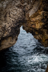 gruta sobre el mar