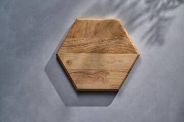 Tábua de madeira hexagonal sobre fundo cinza
