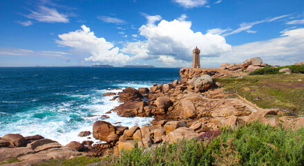 Le phare de Mean Ruz à Ploumanac'h sur la Cote de Granit Rose en Bretagne, France © Brad Pict