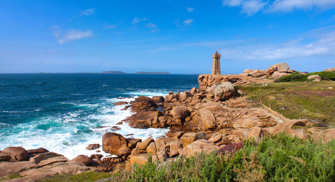 Le phare de Mean Ruz &agrave; Ploumanac'h sur la Cote de Granit Rose en Bretagne, France